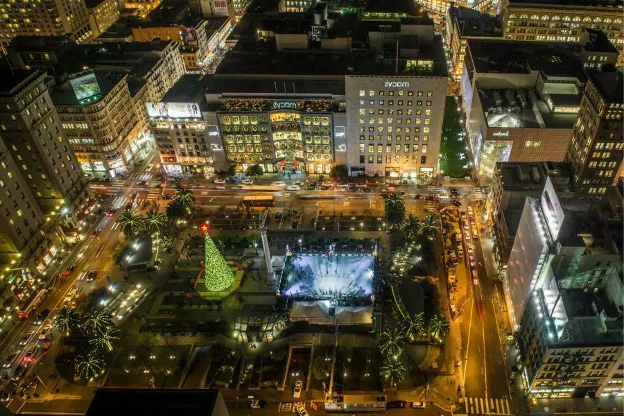 Aerial view of 联合广场 decorated for the holidays. 贝博体彩app，加利福尼亚.